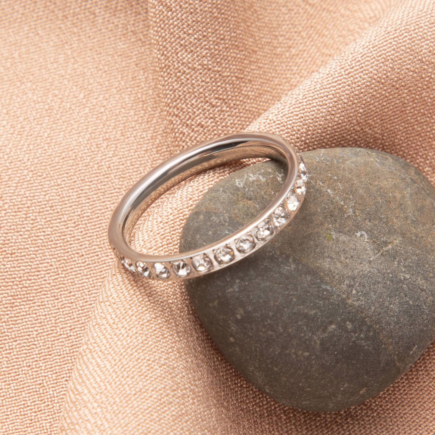 Schlichter Ring mit Glassteinen