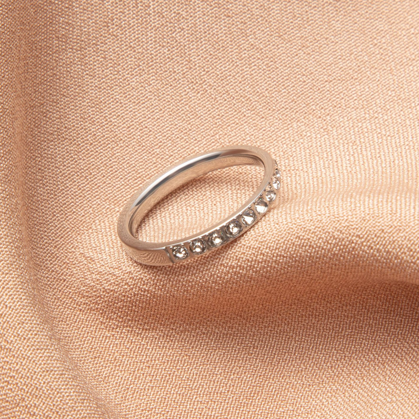 Schlichter Ring mit Glassteinen